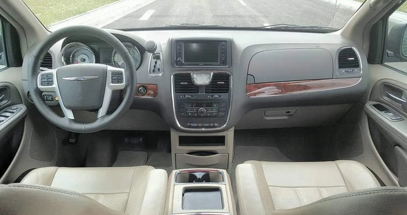 Chrysler Town &amp; Country cena 45000 przebieg: 345000, rok produkcji 2015 z Warszawa małe 106